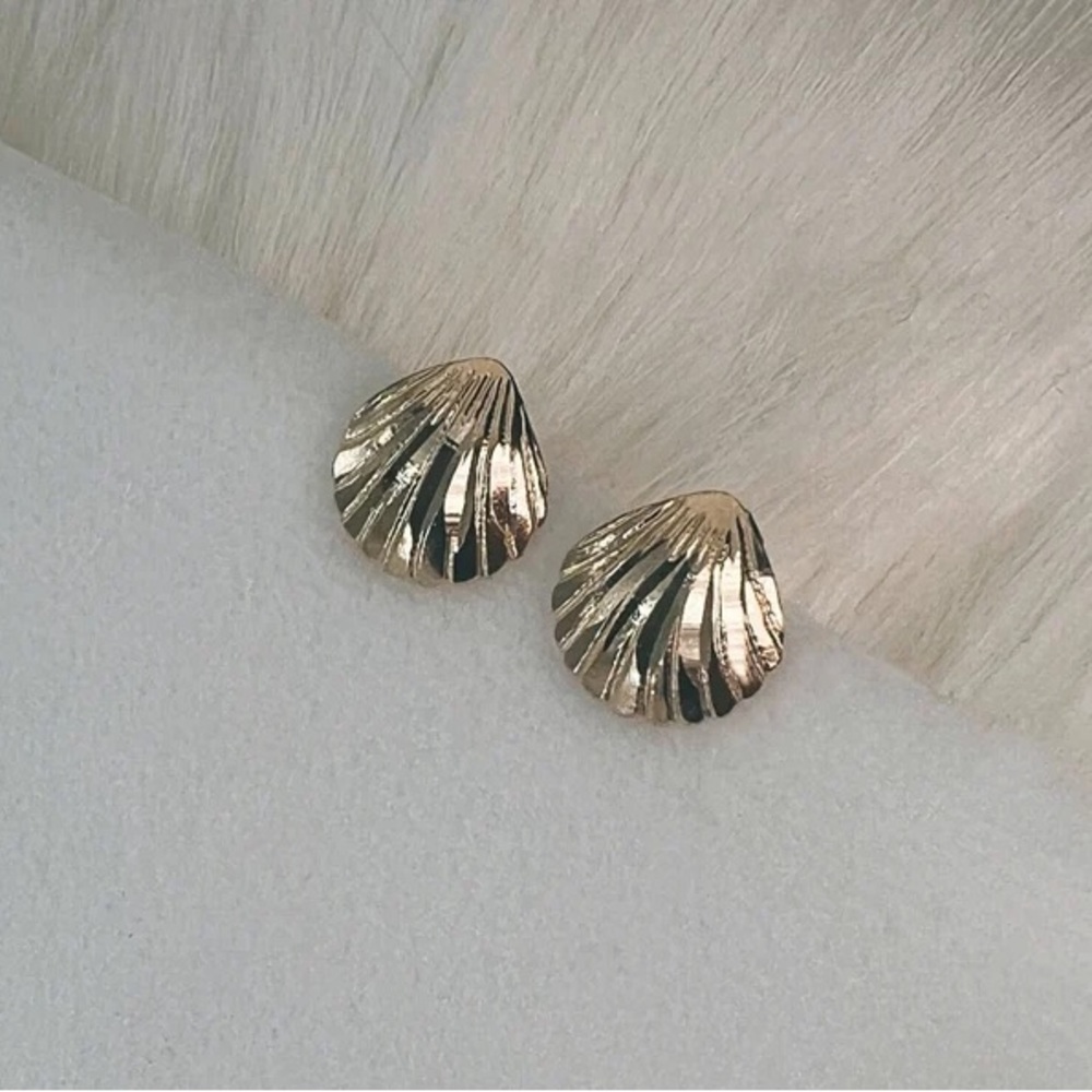 14k solid yellow Gold Sea Shell Earrings Studs